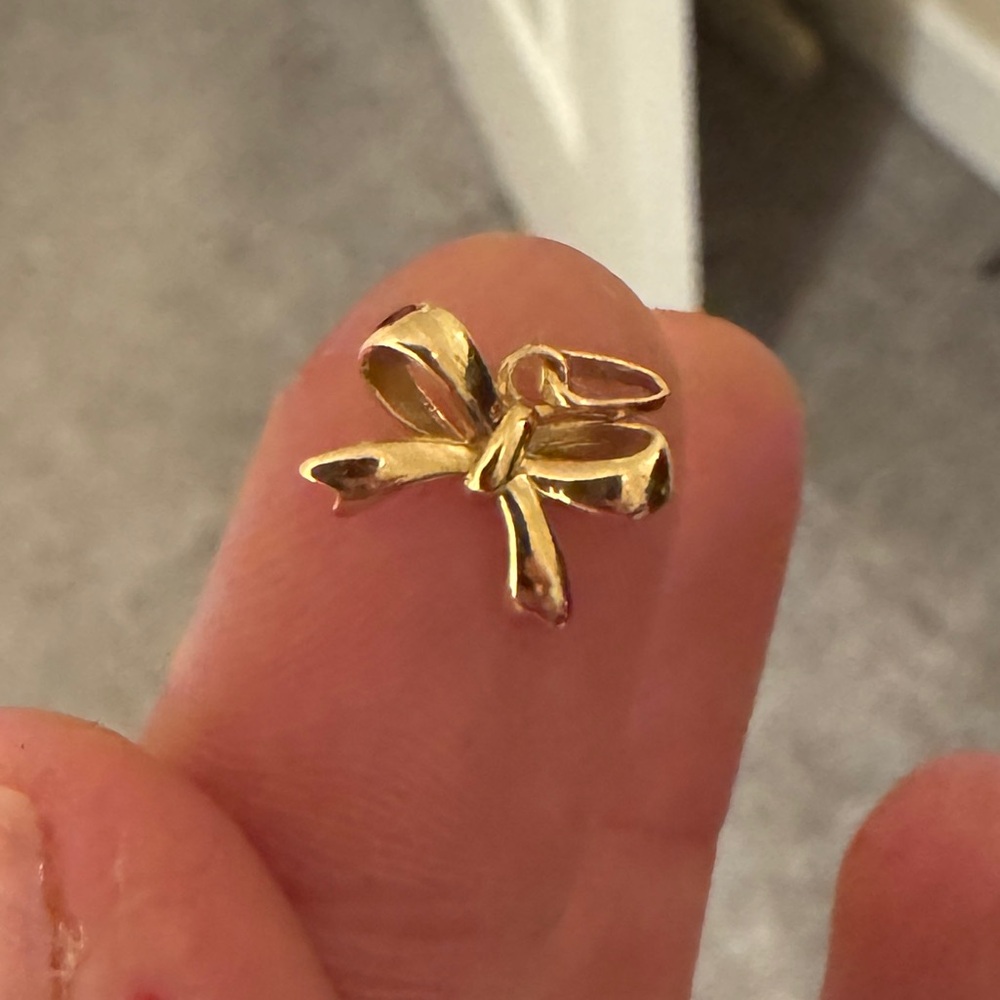14KT yellow gold bow pendant.
